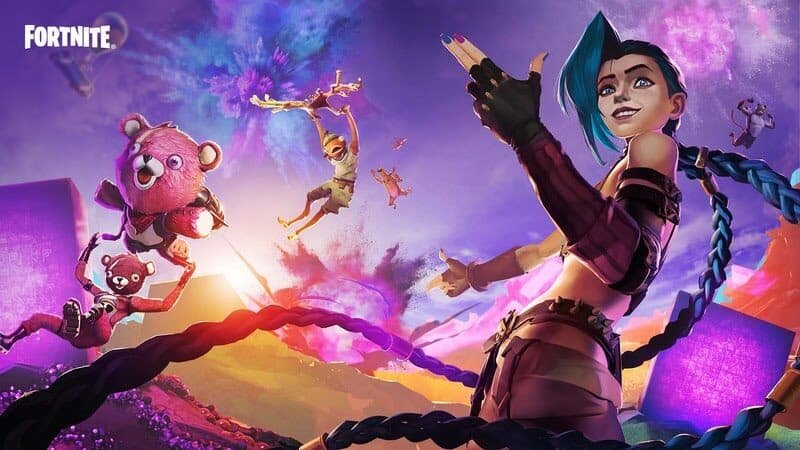 O campeão de League of Legends Jinx posa como uma pistola com as duas mãos, com personagens de Fortnite se movendo e um cubo atrás.
