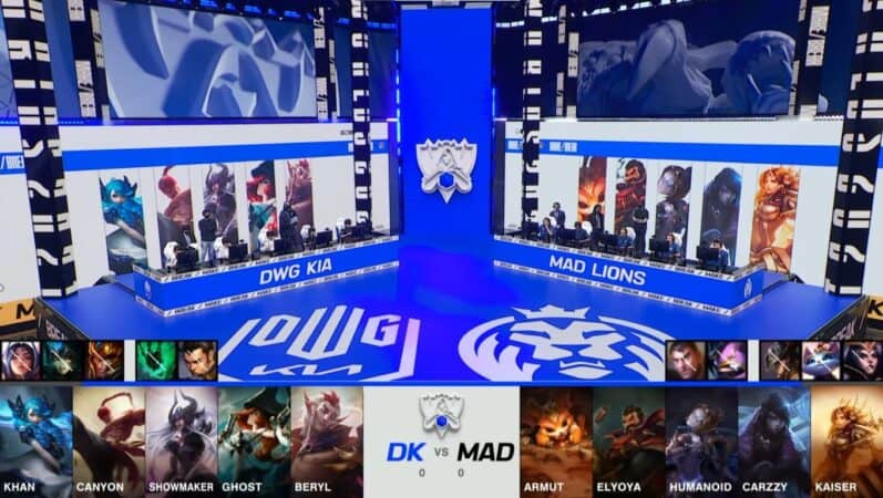 Capturas de tela da transmissão das quartas de final do Main Event do Campeonato Mundial de 2021. É mostrado um rascunho do campeão do Game One entre DAM WONKIA e MAD Lions, junto com uma foto da equipe no palco superior.